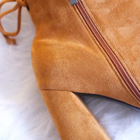 “Vixen of the Night” [Camel] - Picture 5 of 8